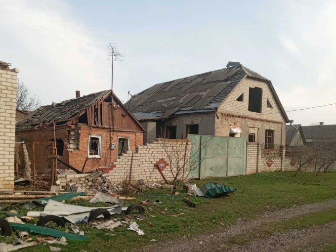 На фото – наслідки вчорашньої атаки в селі Дубівка.